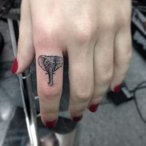 Tatuaje de elefante en el dedo