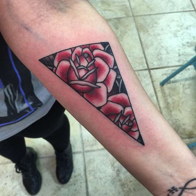 Tatuaje de triángulo y rosas rojas