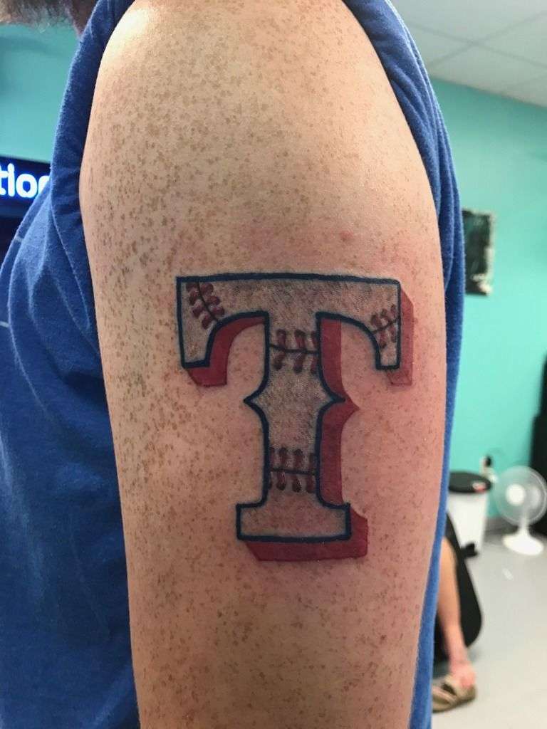 Tatuaje de letra "T" grande