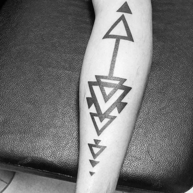 Tatuaje de triángulos negros