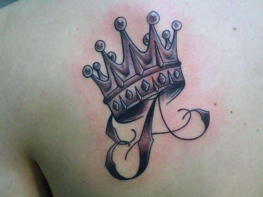 Tatuaje de letra "A" con corona