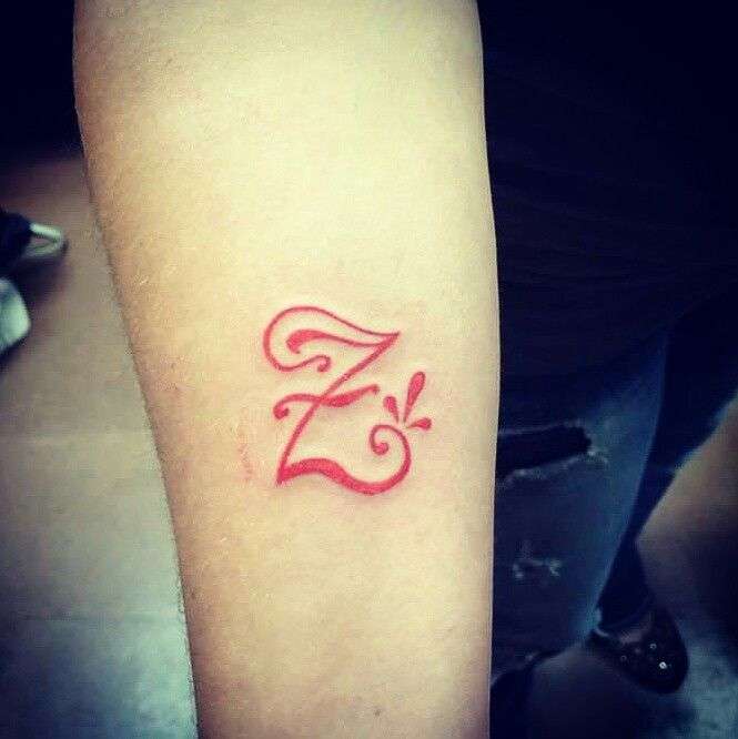 Tatuaje de letra "Z" en color rojo