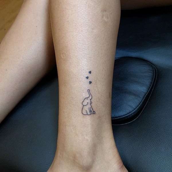 Tatuaje de elefante pequeño en el tobillo