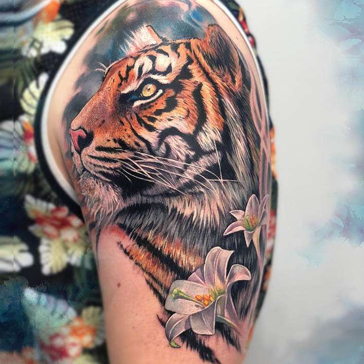 Tatuaje de tigre en el hombro