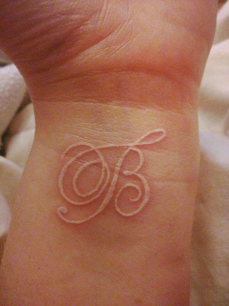 Tatuaje de letra "B"