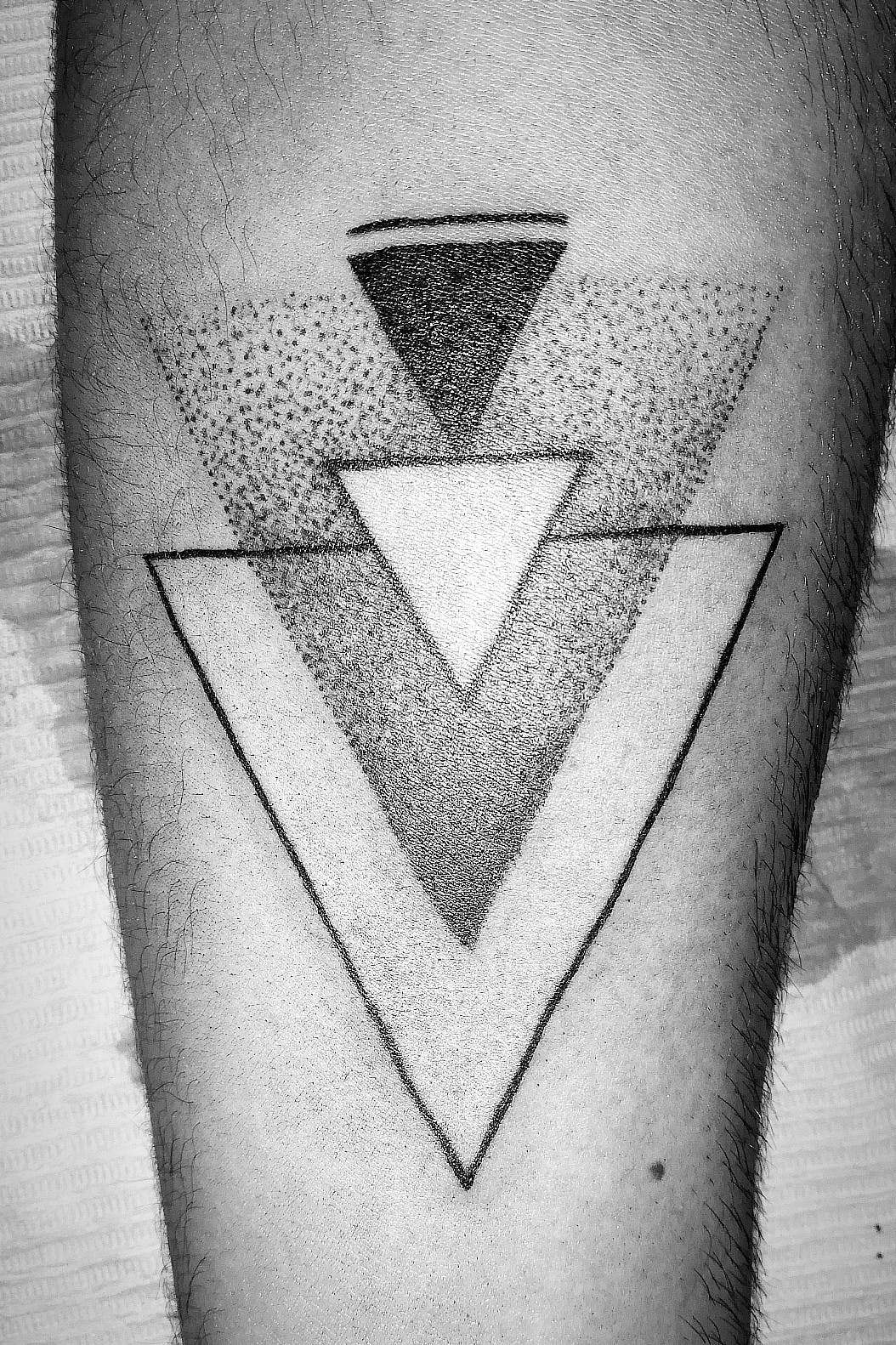 Tatuaje de triángulos varios