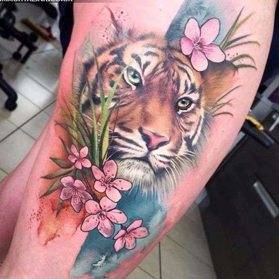 Tatuaje de tigre y flores de cerezo