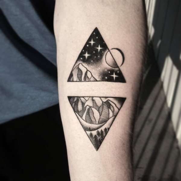 Tatuaje de triángulos y paisaje nocturno