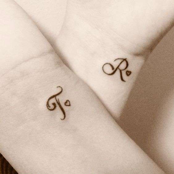 Tatuaje de letras en pareja