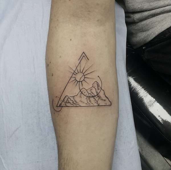 Tatuaje de triángulo y paisaje