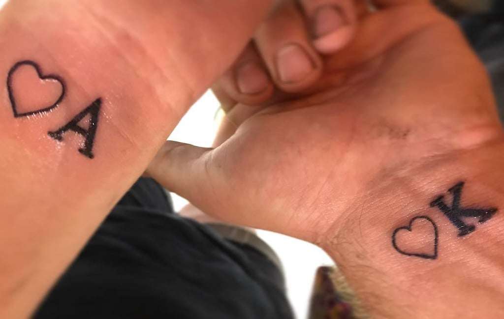 Tatuaje de letras en pareja