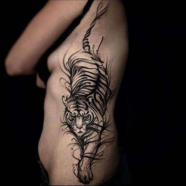 Tatuaje de tigre en el costado