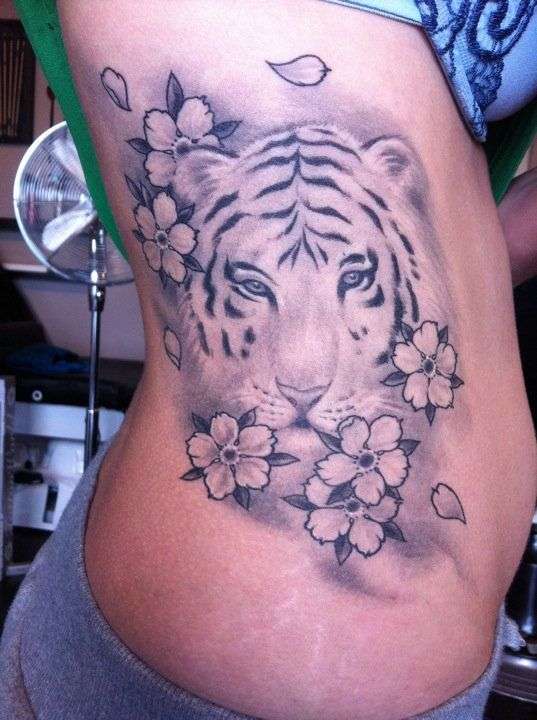 Tatuaje de tigre y flores sakura