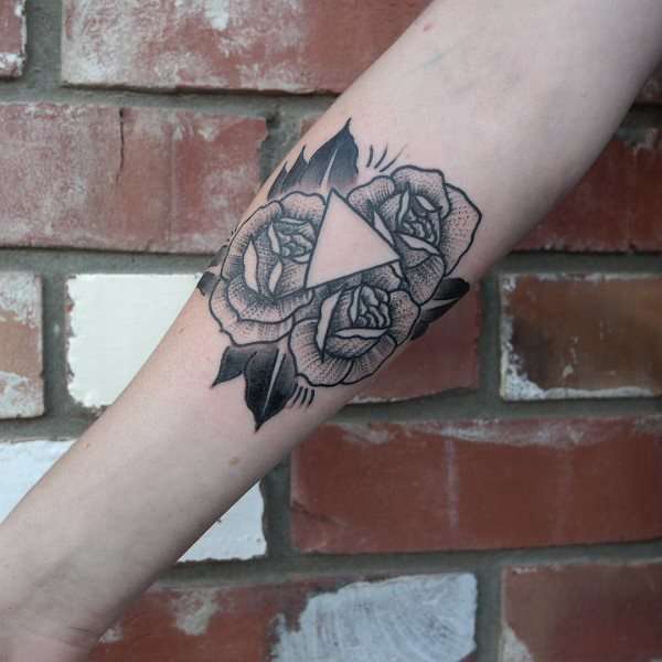 Tatuaje de triángulo en negativo con rosas