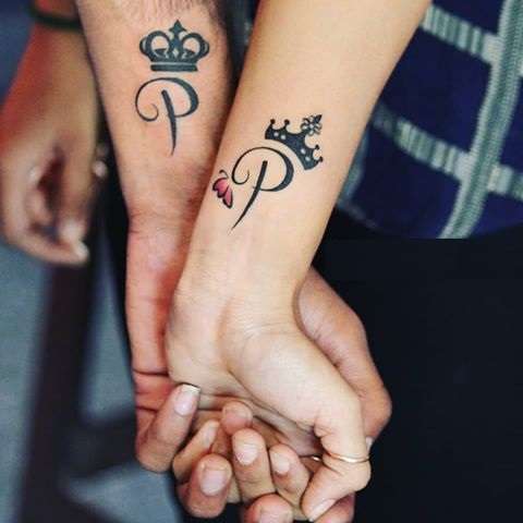 Tatuaje de letras "P" en pareja