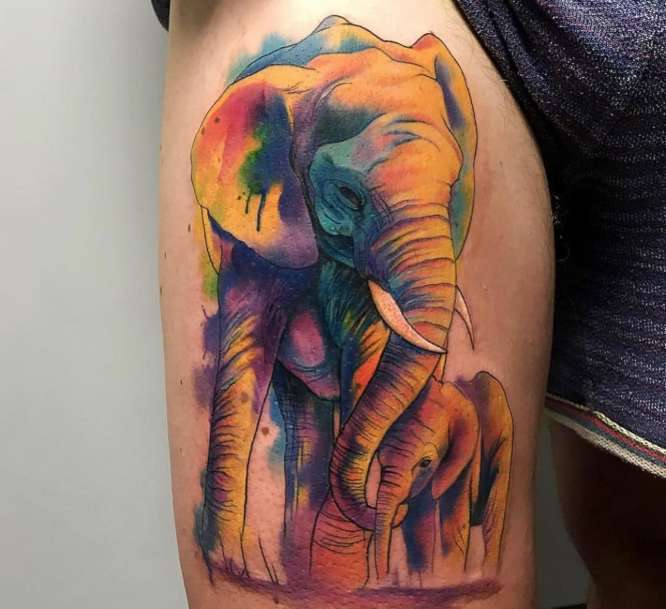 Tatuaje de elefantes madre e hijo en colores