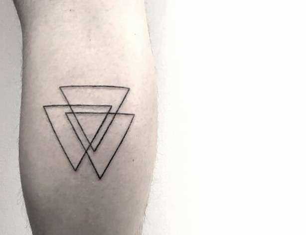 Tatuaje de tres triángulos entrelazados