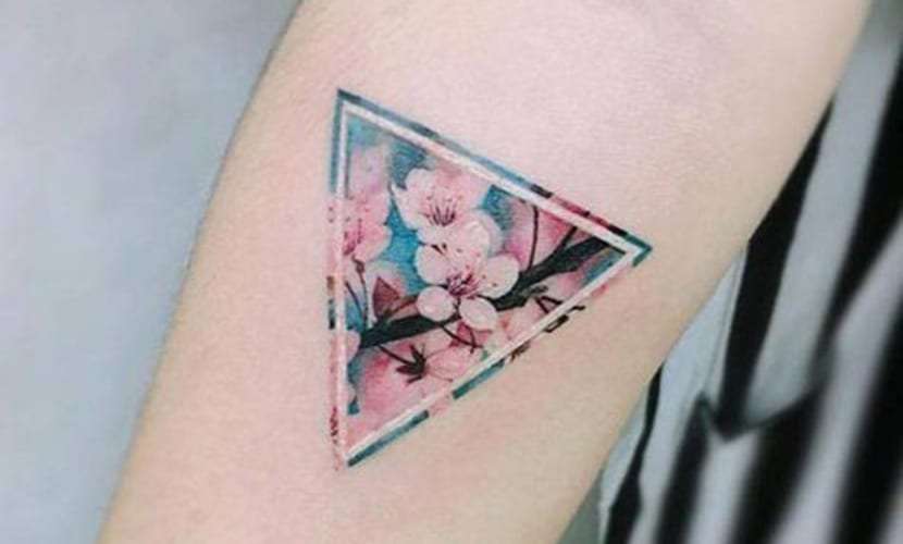 Tatuaje de triángulo y flores de cerezo