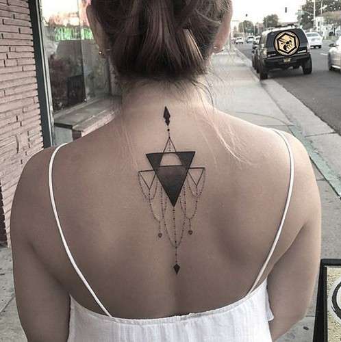 Tatuaje de triángulos en la espalda