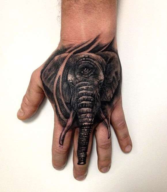 Tatuaje de elefante en la mano