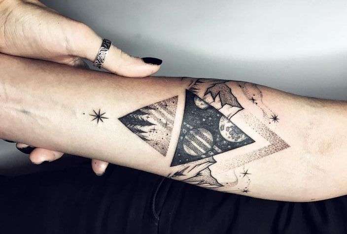 Tatuaje de triángulos con paisaje