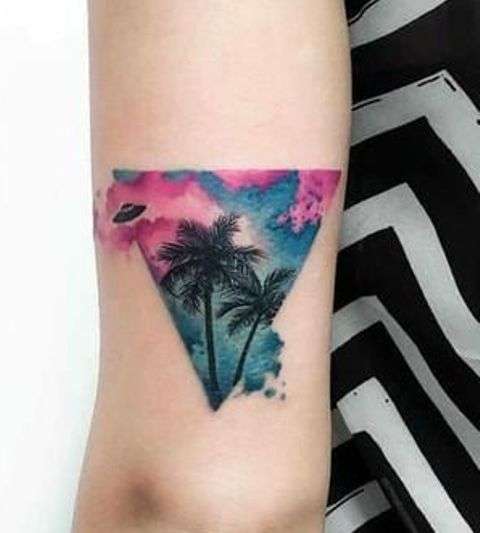 Tatuaje de triángulo con paisaje