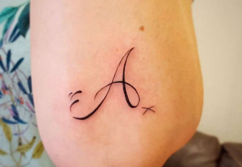 Tatuaje de letra "A" sencillo