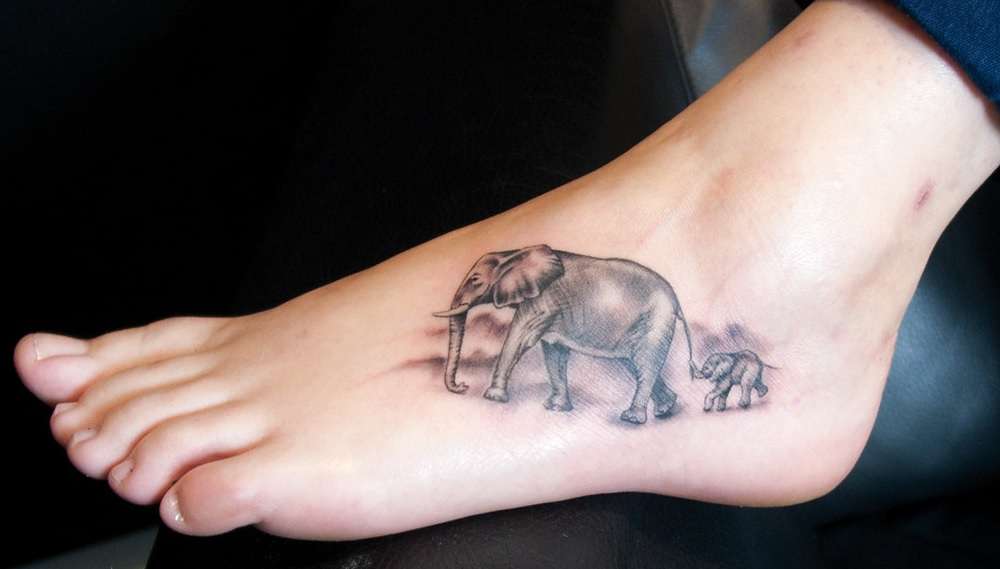 Tatuaje de elefantes en el pie