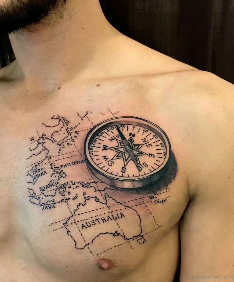 Tatuaje de brújula y mapa en el pecho