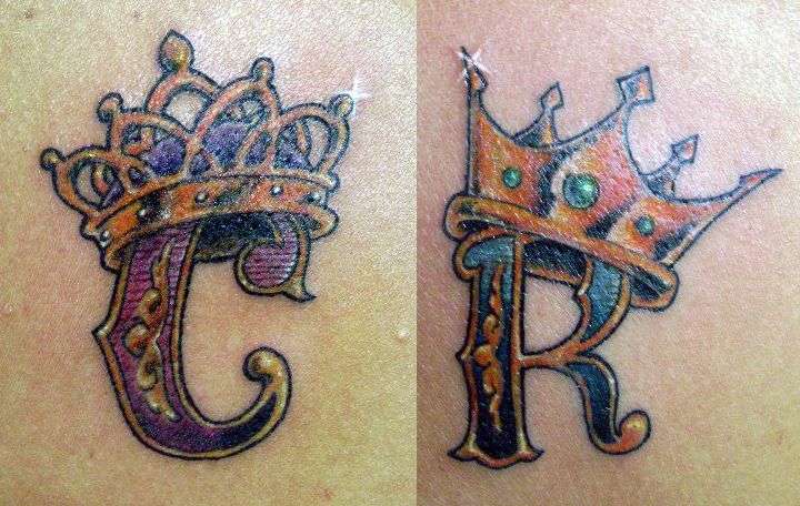 Tatuaje de letras "C" y "R"