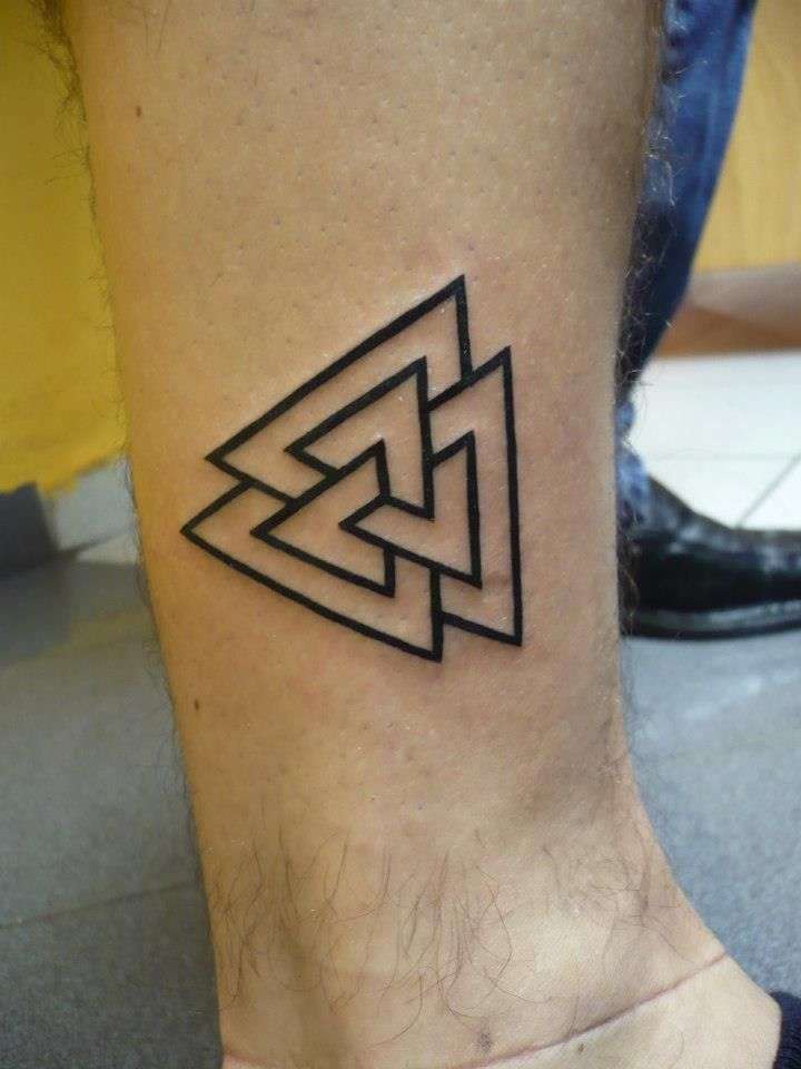 Tatuaje de triángulos en el tobillo