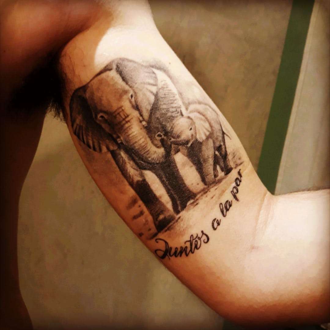 Tatuaje de elefante madre e hijo
