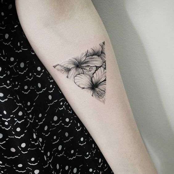 Tatuaje de triángulo con flores