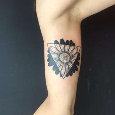 Tatuaje de triángulo y flor
