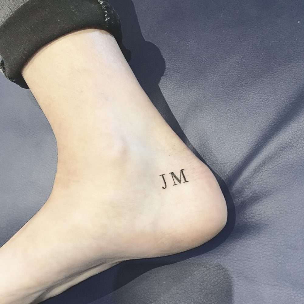 Tatuaje de letras en el pie