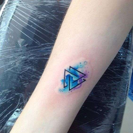 Tatuaje de triángulos en colores acuarela