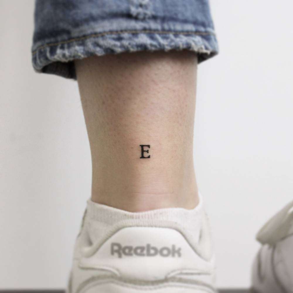 Tatuaje de letra "E" pequeña