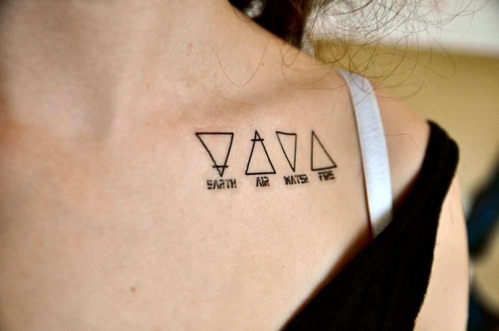 Tatuaje de triángulos en el pecho