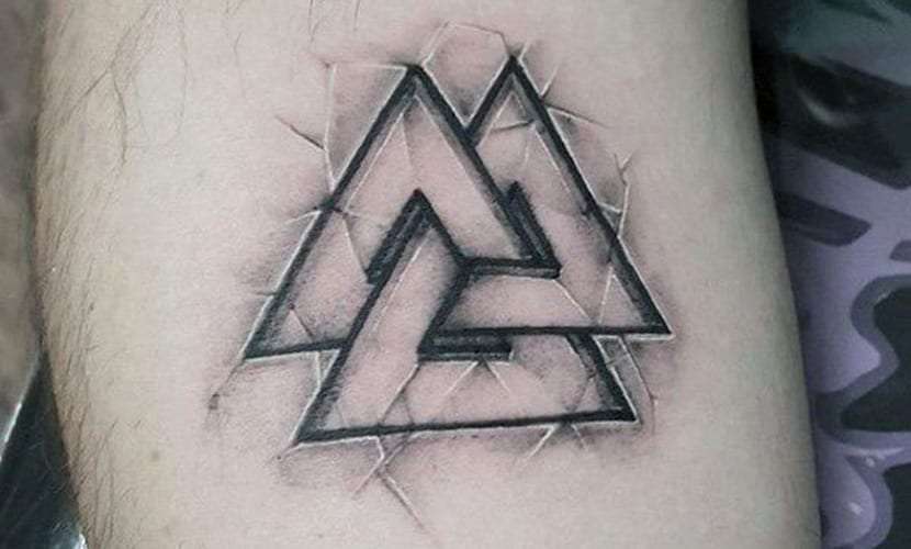 Tatuaje de triángulos - textura de piedra