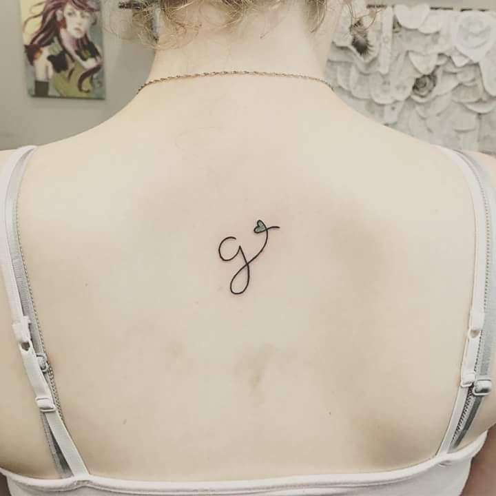 Tatuaje de letra "G" .