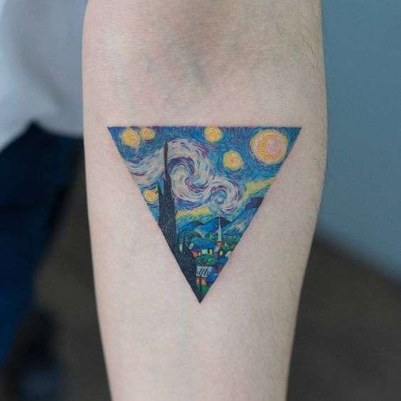 Tatuaje de triángulo: La Noche Estrellada de Van Gogh