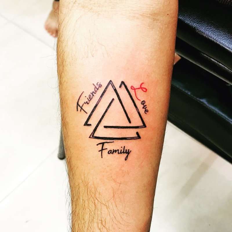 Tatuaje de triángulos Family Friends Love