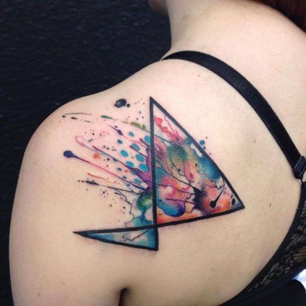 Tatuaje de triángulos en la espalda