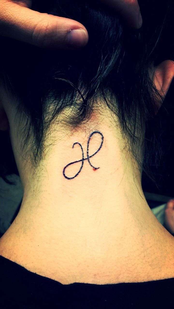 Tatuaje de letra "H" en la nuca