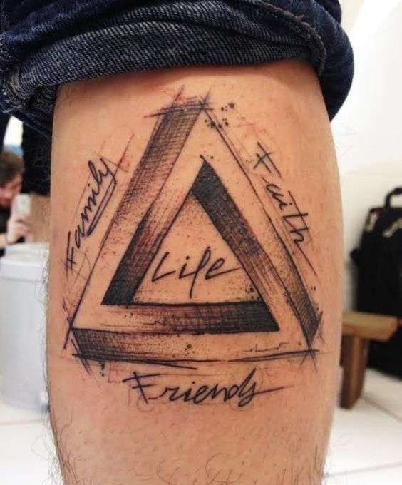 Tatuaje de triángulos Family Faith Friends 