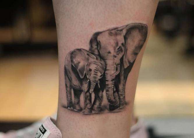 Tatuaje de elefantes madre e hijo