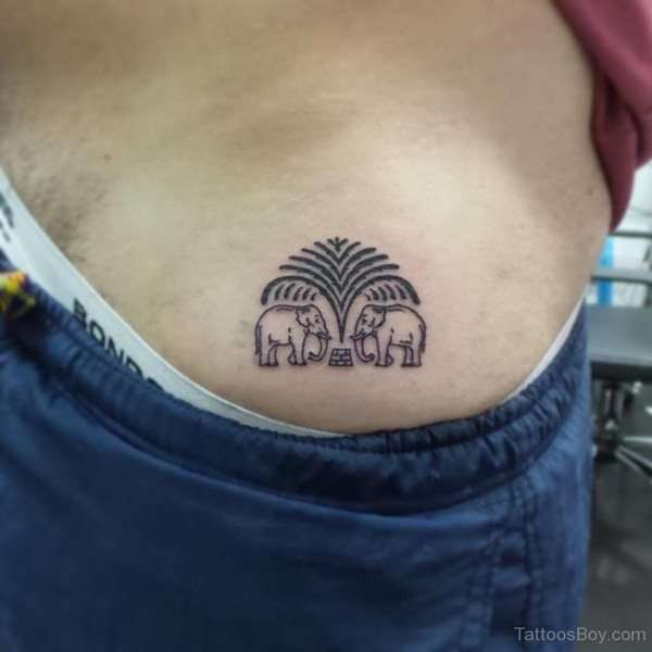 Tatuaje de elefante en la cadera