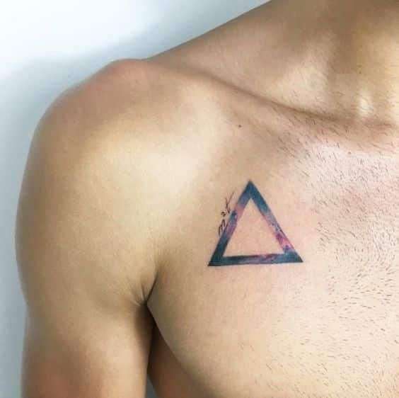 Tatuaje de triángulo en el pecho