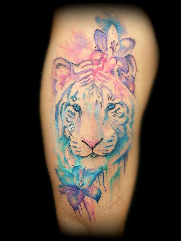Tatuaje de tigre y flores