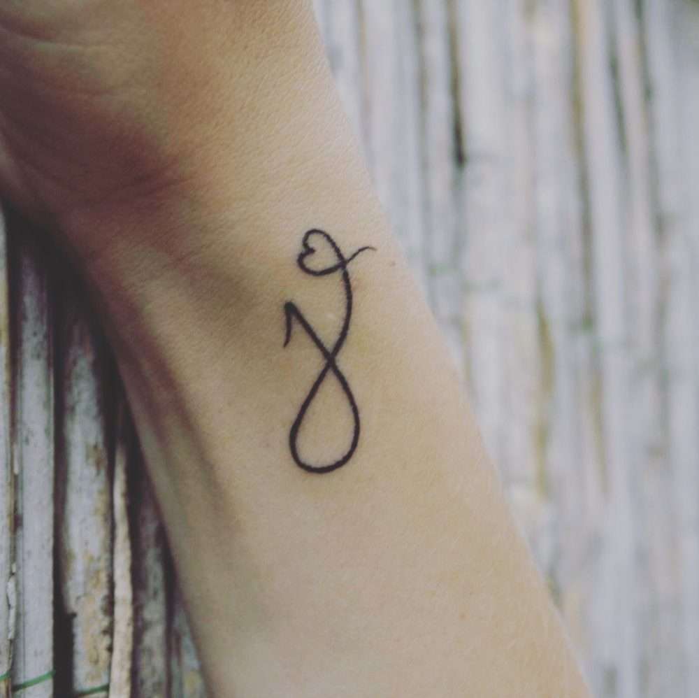 Tatuaje de letra "J"